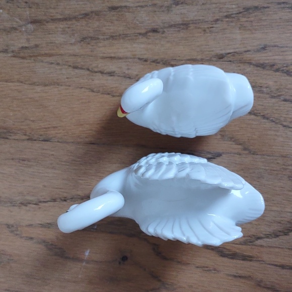 Vintage Porcelain Swan Salt and Pepper Shakers - Picture 5 of 7